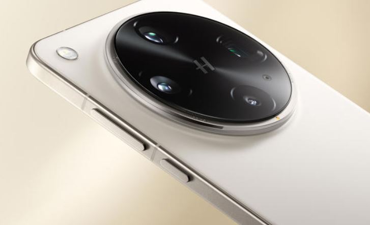 Leaked image of Oppo Find X8 Ultra showcasing display and camera